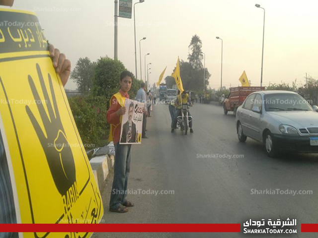 بالصور : سلاسل بشريه لمؤيدى المعزول بديرب نجم 2 ديرب