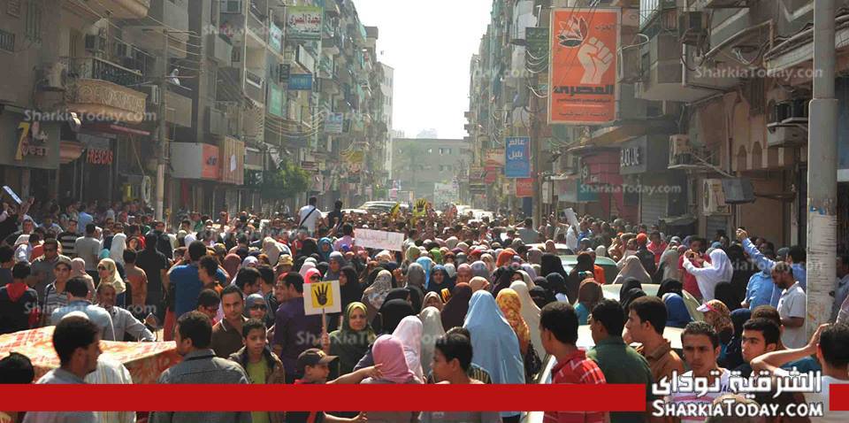 بالصور : مسيرة تجوب شوارع الزقازيق ترفع اشارة رابعه وتندد بحكم العسكر 1 قوميه