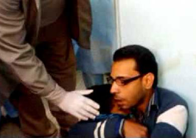 الطب الشرعي: لم نتسلم جثة طفل العمرانية.. ولا نعلم ستصل أم لا 1 الطفل محمد بدوي ، ضحية أحداث اشتباكات حي العمرانية بالهرم ويحمله أبوه