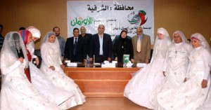 المحافظ خلال مشاركته عُرس الفتيات