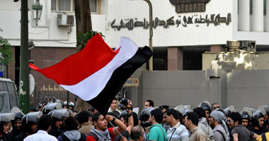 مصابو الثورة يعتصمون أمام "الوزراء" ويهددون بمنع "الببلاوى" 1 وقفة أمام مجلس الوزراء