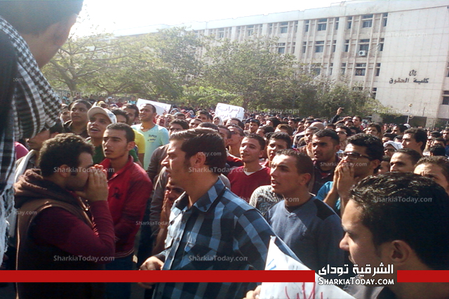 بالصور .. طلاب الزقازيق يتظاهرون أمام مبني رئاسة الجامعة للتنديد باعتقال زملائهم 1 1