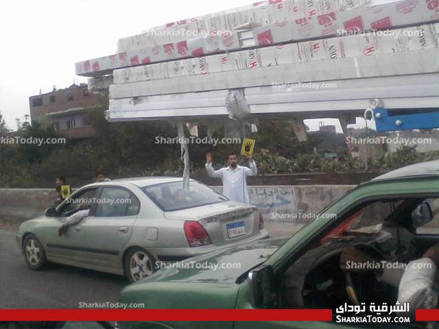 سلاسل بشرية بطريق منيا القمح أمام قرية "الجديدة" ترفع إشارات رابعة 1 1455872_257511584401368_603379976_n