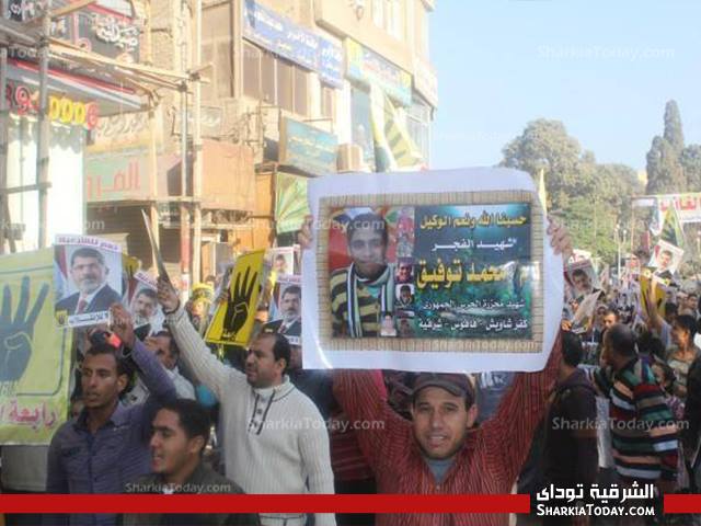 بالصور... مسيرة لأنصار جماعة "الإخوان المسلمين" بفاقوس 1 1459851_255712347914625_2114232393_n