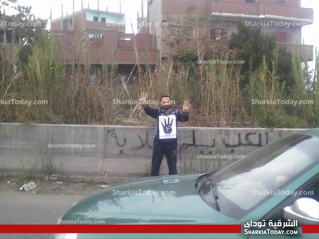 سلاسل بشرية بطريق منيا القمح أمام قرية "الجديدة" ترفع إشارات رابعة 2 1461893_257511951067998_1280635514_n