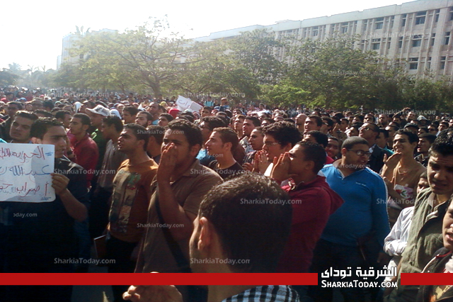 بالصور .. طلاب الزقازيق يتظاهرون أمام مبني رئاسة الجامعة للتنديد باعتقال زملائهم 3 3