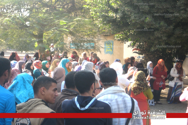بالصور :وقفة احتجاجية للتنديد بفصل 5 طلاب بـ زراعة الزقازيق 1 3