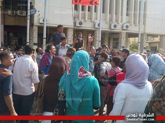 الحركات الثورية بجامعة الزقازيق يحيون ذكري "محمد محمود" أمام رئاسة الجامعة 1 577519_256837121135481_1033410207_n
