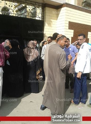 بالصور : وقفة لذوي الاحتياجات الخاصة أمام مبني محافظة الشرقية 1 581990_258265914325935_1865139166_n