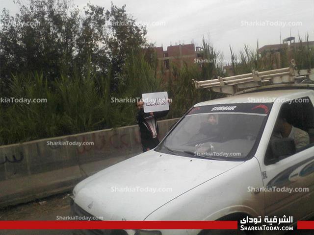سلاسل بشرية بطريق منيا القمح أمام قرية "الجديدة" ترفع إشارات رابعة 3 994033_257511747734685_2072736098_n