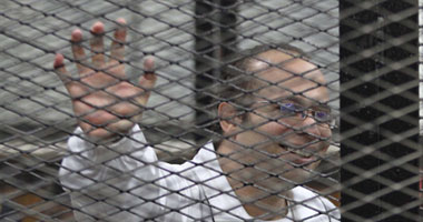 "6 إبريل" تدين اتهام أعضائها بـ"الخيانة".. وتطالب بتقديم دليل على اتهامهم 1 أحمد ماهر ودومة بالقفص – أرشيفية