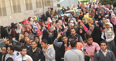 إصابة 50 طالبة بحالات اختناق وتشنج وإغماء بفرع جامعة الأزهر بالزقازيق 1 ازهر