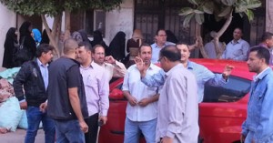 عمال "سنتاموار" بالشرقية يواصلون الإضراب للمطالبة بأجور عادلة 1 اضراب