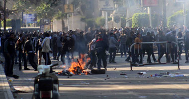 جانب من الاشتباكات بمحيط ميدان النهضة بين الأمن والطلاب