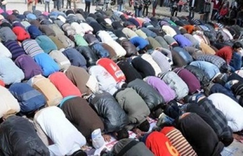 طلاب القاهرة يسجدون في التحرير فور وصولهم.. وشلل مروري بالميدان 1 طلاب القاهرة يسجدون في التحرير فور وصولهم.. وشلل مروري بالميدان