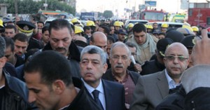 وزير الداخلية يتعهد بنقل مصاب بتفجير المنصورة للخارج حال تفاقم وضعه