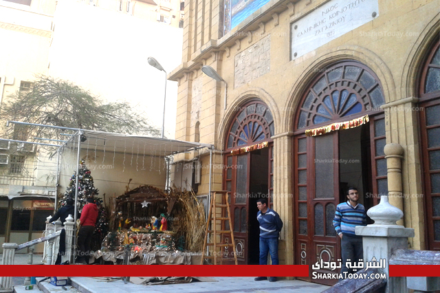 بالصور .. كنائس الزقازيق تستعد لاحتفالات “الكريسماس” بوضع الزينة 2 09