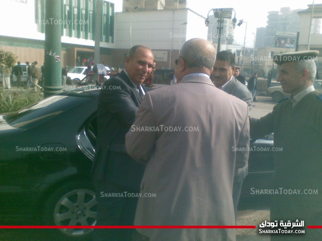 بالصور: مدير أمن الشرقية يتفقد الحالة المرورية أمام مبنى المحافظة 1 --------(---) (1)