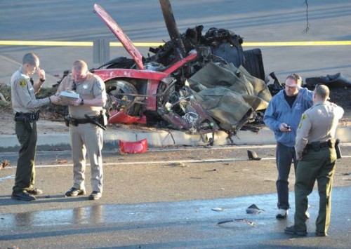 بالصور والفيديو.. مصرع بطل فيلم Fast and Furious بول ووكر في حادث سيارة مروع 3 12_251