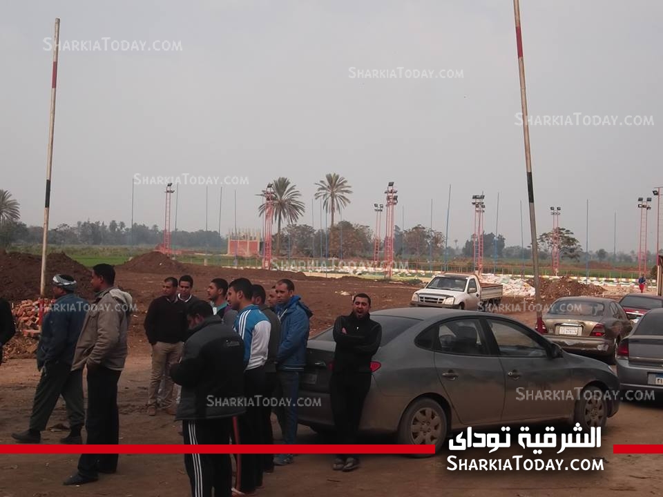 بالصور:البدء فى عملية نقل موقف المنصورة بالزقازيق لطريق القنايات وأصحاب الأراضى يعترضون 2 1476491_743683068992766_189151982_n