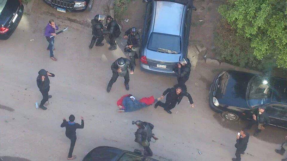 نشطاء يتداولون صور لسحل الشرطة لفتاة بمدينة نصر 1 1499459_725983730758105_1959856179_n