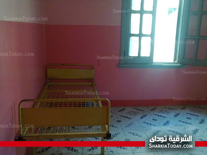 بالصور : كارثة بمستشفي أبو حماد " دورات المياه غير آدمية و قطط بغرف الكشف " 2 1512655_10153664507710372_99065775_n