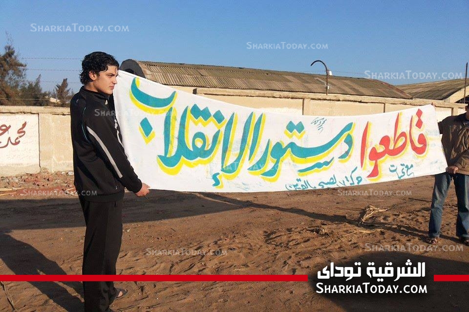 بالصور: مسيرة صامتة لمؤيدى المعزول بالقرين تدعو لمقاطعة الدستور 4 1526823_695571280467600_751243068_n (1)