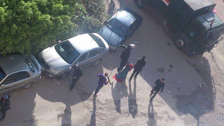 نشطاء يتداولون صور لسحل الشرطة لفتاة بمدينة نصر 2 1545851_725984100758068_1708402974_n