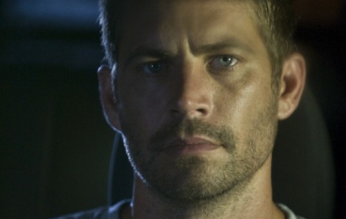 بالصور والفيديو.. مصرع بطل فيلم Fast and Furious بول ووكر في حادث سيارة مروع 1 9