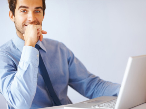 27 طريقة رائعة لتصبح خبيراً مشهورا في مجالك 1 confident-business-man-with-his-laptop