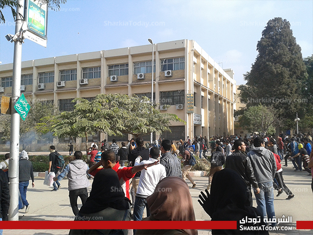 دخول مدرعات الجيش داخل جامعة الزقازيق لفض الأشتباكات بين الأمن وطلاب الاخوان 1 اشتباكات