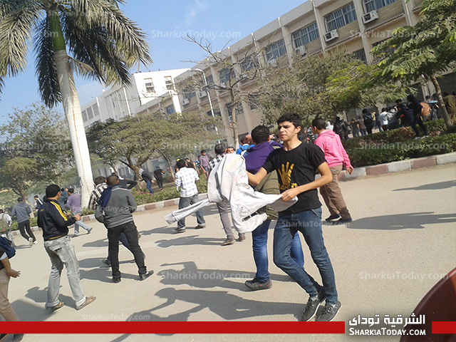 دخول مدرعات الجيش داخل جامعة الزقازيق لفض الأشتباكات بين الأمن وطلاب الاخوان 2 ضوؤة