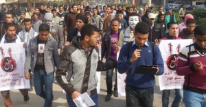 إخوان قرية مرسى يتظاهرون لمنع الأهالى من المشاركة فى الاستفتاء