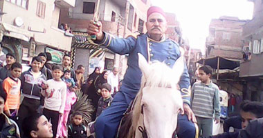 حفيد أحمد عرابى يرتدى بدلة عسكرية رمزية ويحتفل بالدستور فى هرية رزنة 1 حفيد عرابى أثناء احتفاله باستفتاء الدستور