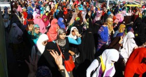 طالبات الإخوان بـ الأزهر يتظاهرن ويطلقن الشماريخ أمام مدينة البنات