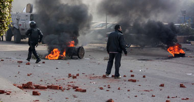 طلاب الأزهر يشعلون النيران فى إطارات السيارات بمدينة نصر