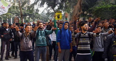 طلاب الاخوان يقتحمون مكتب عميد "حقوق القاهرة" ويلقون محتوياته 1 طلاب الاخوان