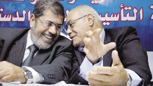مرسي يوكل العوا للدفاع عنه فى جميع القضايا الخاصة به 1 مرسى-والعوا1-300x168