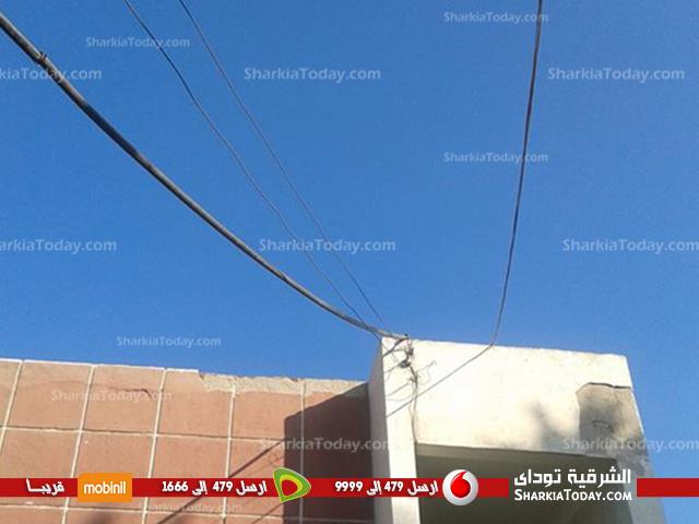 بالصور : طلاب مدرسة بفاقوس مهددين بالخطر بسبب كبلات الكهرباء 1 1