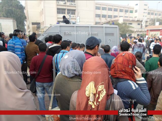 بالصور : اشتباكات عنيفة بين طلاب الإخوان ومعارضيهم داخل جامعة الزقازيق 1 1