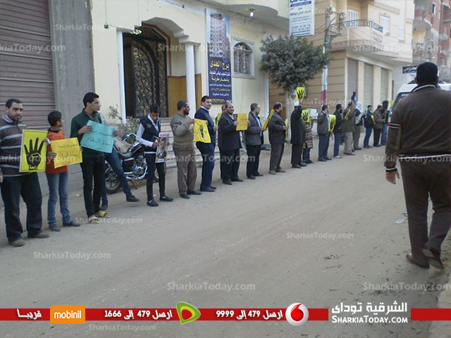 بالصور : سلاسل بشرية للإخوان بفاقوس 1 1