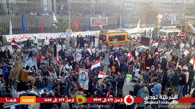 بالصور : تزايد اعداد المشاركين فى احتفالات الذكري الثالثة بثورة 25 يناير امام ديوان عام المحافظة 4 1