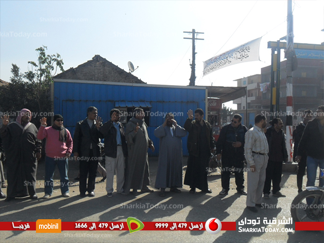 بالصور : سلاسل بشريه لانصار المعزول بمسقط رأسة في " العدوه " 2 1