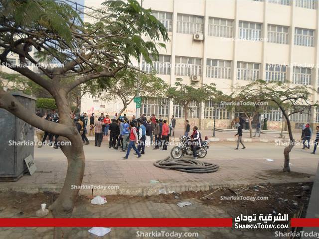 بالصور : اشتباكات عنيفة بين طلاب الإخوان ومعارضيهم داخل جامعة الزقازيق 3 1491624_753408101353596_618789085_n - Copy