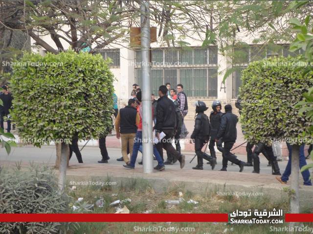 بالصور : اشتباكات عنيفة بين طلاب الإخوان ومعارضيهم داخل جامعة الزقازيق 5 1510762_753408114686928_1288420730_n