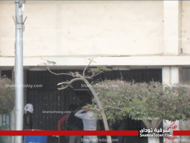 بالصور : اشتباكات عنيفة بين طلاب الإخوان ومعارضيهم داخل جامعة الزقازيق 6 1514039_753407874686952_1333049309_n