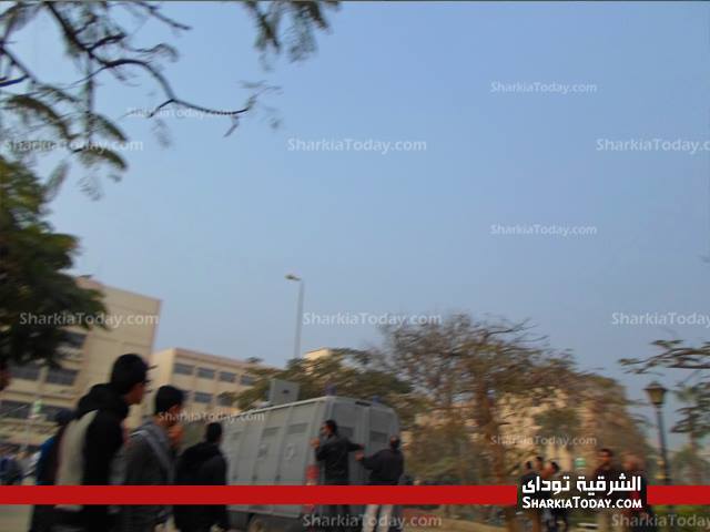 بالصور : اشتباكات عنيفة بين طلاب الإخوان ومعارضيهم داخل جامعة الزقازيق 7 1524783_753407908020282_1103450232_n