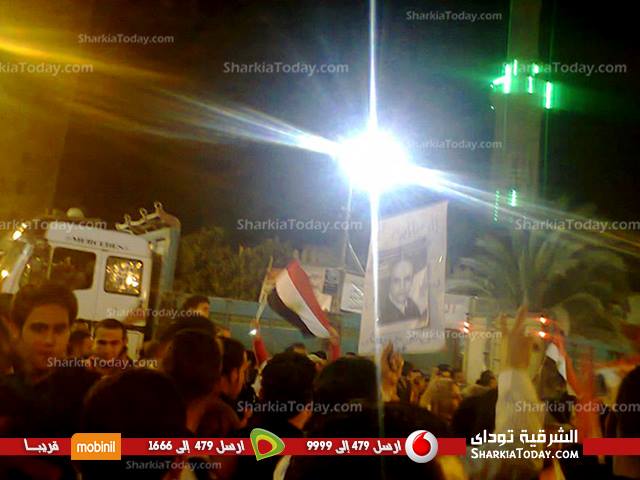 أهالى قرية بديرب نجم يحتفلون بذكرى الثورة برفع صور شهيد قريتهم فى تفجيرات المنصورة 1 1545605_10153819071900372_1732494694_n