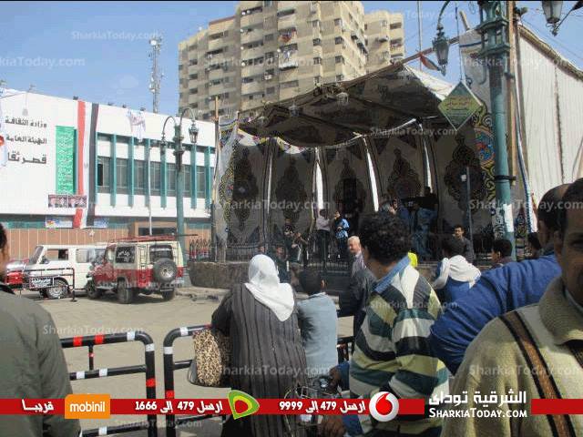 استمرار احتفال المواطنين بذكرى ثورة يناير أمام قصر ثقافة الزقازيق 1 2