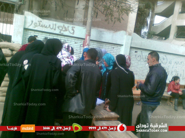 بالصور.. توافد السيدات لمدرسة الثورة بأبوحماد 2 3
